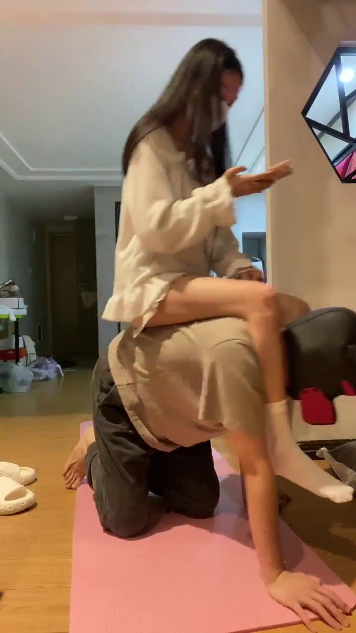 广东香菜S 骑马 人体椅子 圣水 踩头 瑜伽裤 套路直播 玩物社交