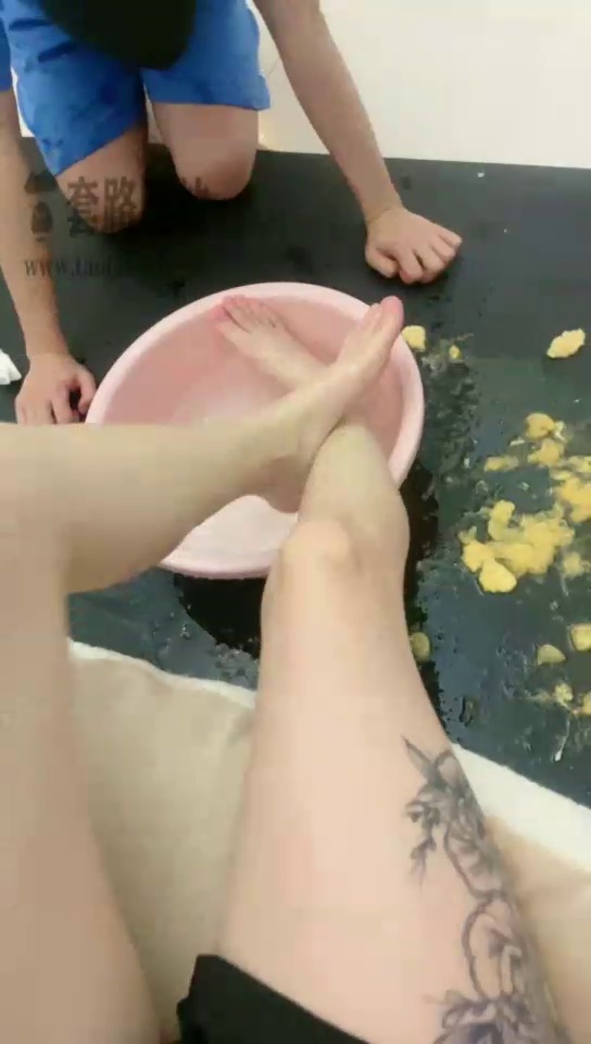 广东香菜s 舔脚 套路直播  洗脚水 玩物社交