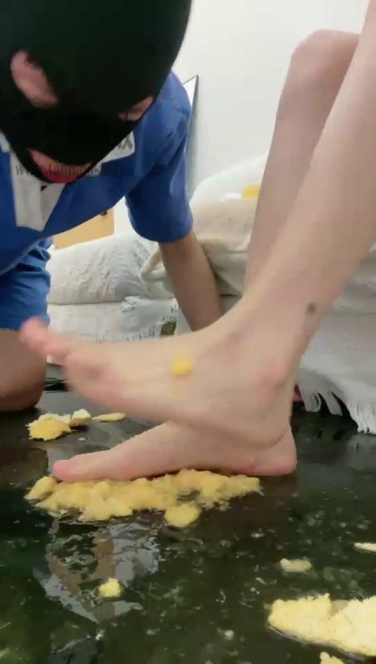 广东香菜s 舔脚 踩食物 套路直播 洗脚水 玩物社交