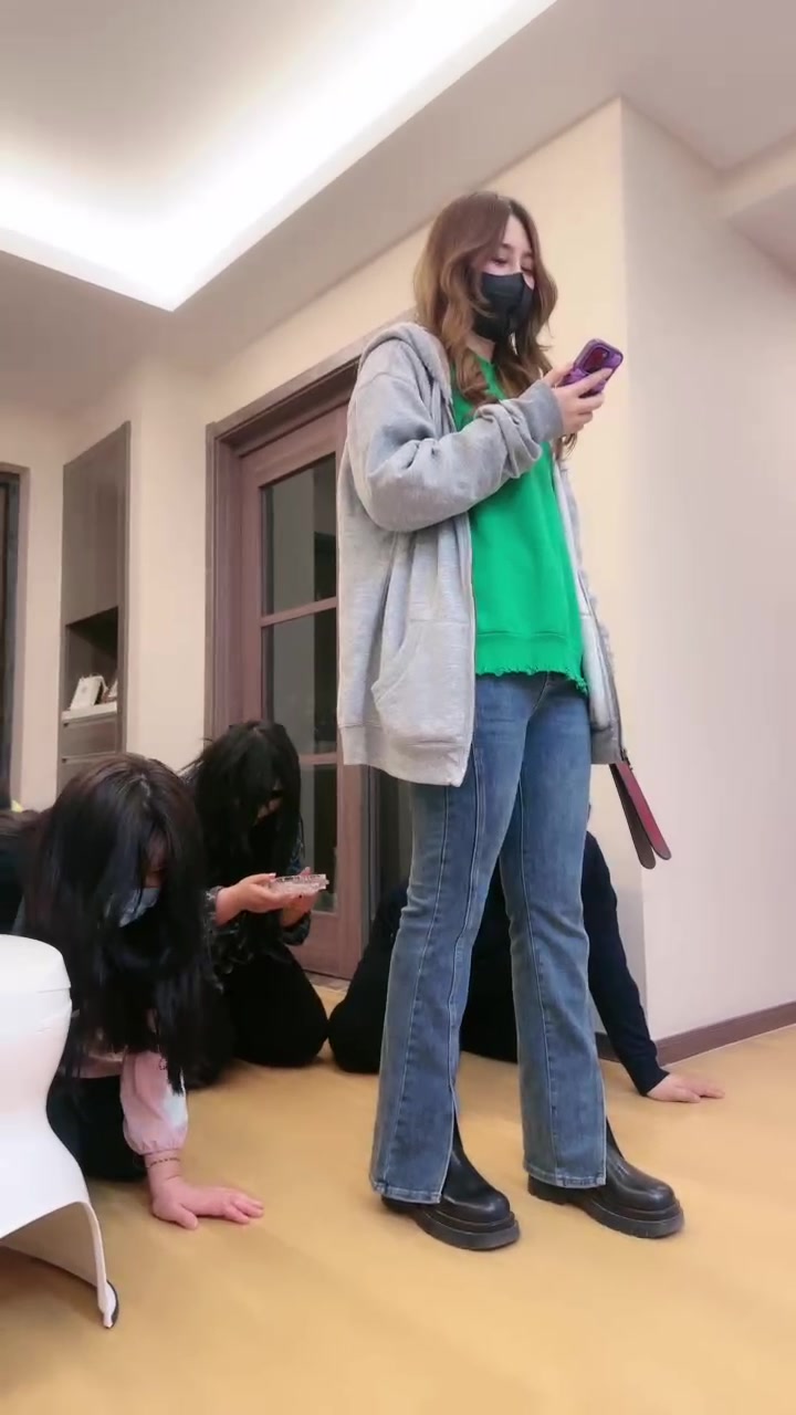 维妮s 调教男m 骑马坐脸踩踏夹头 羞辱 足交 (31)