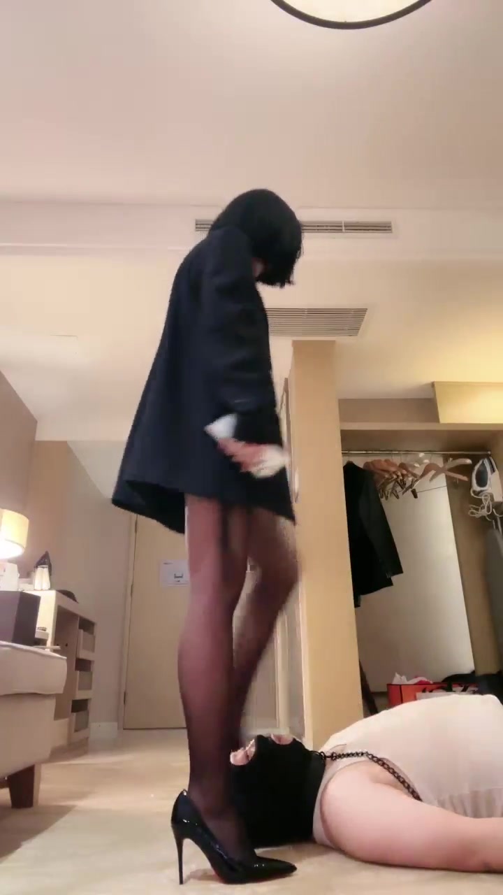 维妮s 调教男m 骑马坐脸踩踏夹头 羞辱 足交 (44)