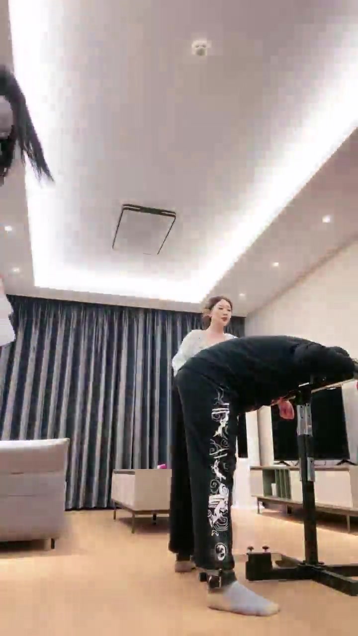 维妮s 调教男m 骑马坐脸踩踏夹头 羞辱 足交 (45)