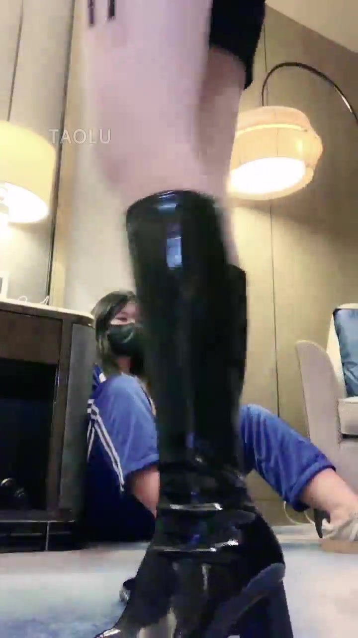 维妮s 调教男m 骑马坐脸踩踏夹头 羞辱 足交 (33)