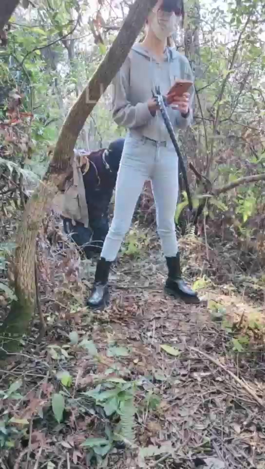 暴力美学 野外调教贱狗路人围观吃土踩手踩头
