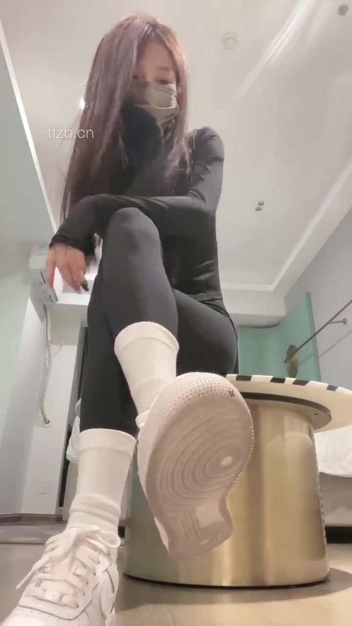 阿月S 套路直播 调教男m 踩踏舔脚 (84)
