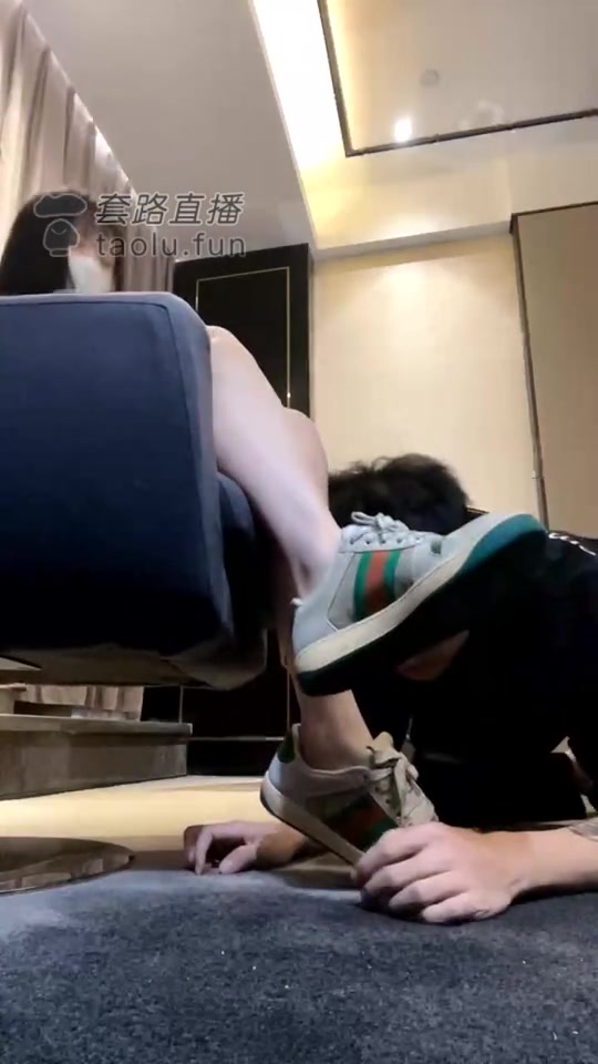 阿月S 套路直播 调教男m 踩踏舔脚 (103)