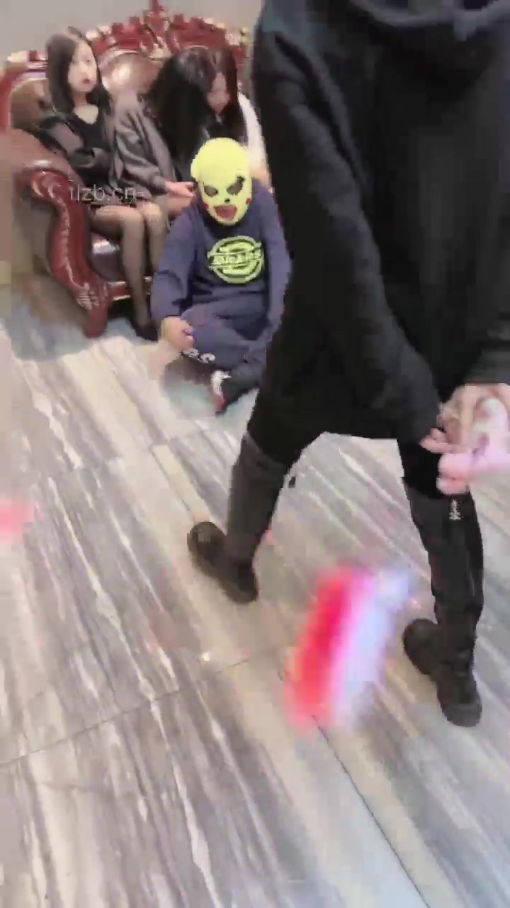 狗哥 包厢多女黑丝高跟 骑乘踩踏