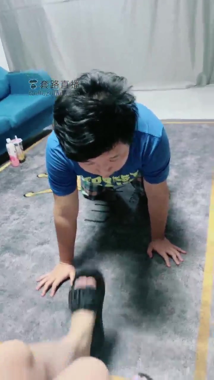 狗哥 格子裙骑乘踩踏 男友在场舔脚